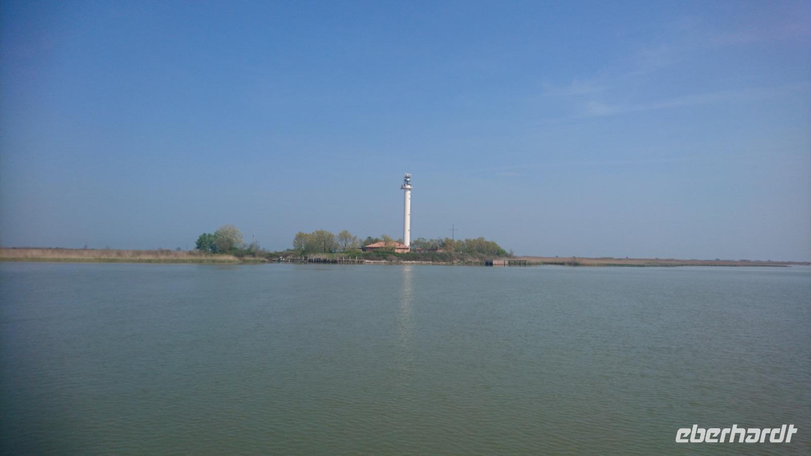 Landschaft mit Leuchtturm am Po