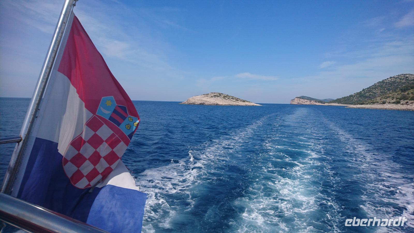 Die kroatische Flagge im Fahrtwind, Kornaten