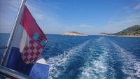 Die kroatische Flagge im Fahrtwind, Kornaten