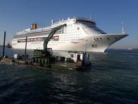  ein Seekreuzfahrtschiff wird in den Hafen gezogen