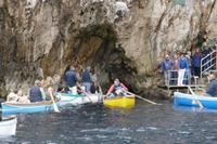 Blaue Grotte - hier die Einfahrt mit den kleinen Ruderbooten