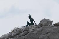 Jüngling der die Besucher in der Ferne begrüßt