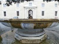 Villa Medici Brunnen davor