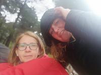 Reiseleiterin Doris und Simone im winterlichen Apulien
