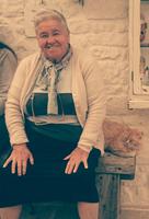 Eine Nonna mit Katze, Alberobello