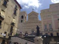 Vor der Kathedrale der Stadt