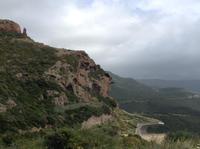 Küstenstraße und verwitterte Steine