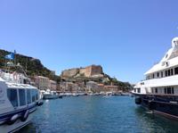 Blick vom Hafen zur Citadelle