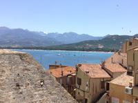 die Bucht von Calvi und die Berge