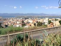 Blick zum Hafen und der Lagune von Cagliari