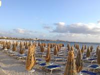 Alghero am Strand mit Blick auf die Altstadt