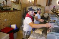 Pizzabäcker in Neapel bei der Arbeit