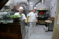 Pizzabäcker  bei der Arbeit Brandi