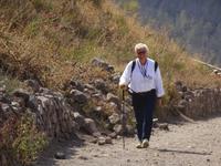 Reiseleiter auf dem Weg zum Krater