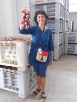 DSCN4426 Claudia mit Tropea Zwiebeln