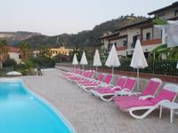 DSCN4651 Pool mit Ferienhäusern