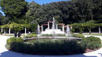 Schloss Miramare - Brunnen vor dem Schloss mit Blick auf die Gartenanlage