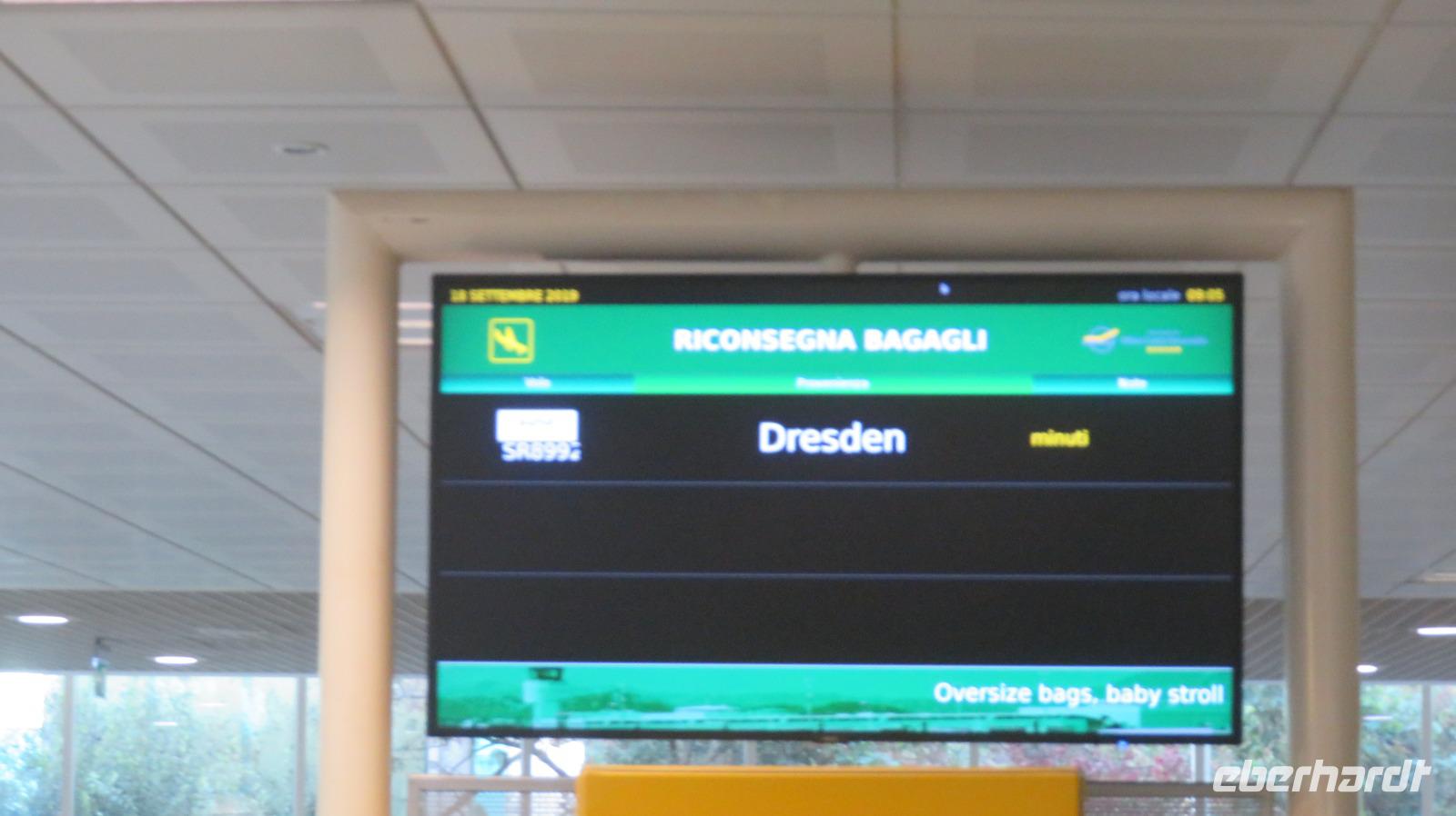 am Gepäckband von Olbia