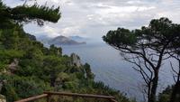 Insel Capri, Arco Naturale und Blick zur sorrentinischen Halbinsel