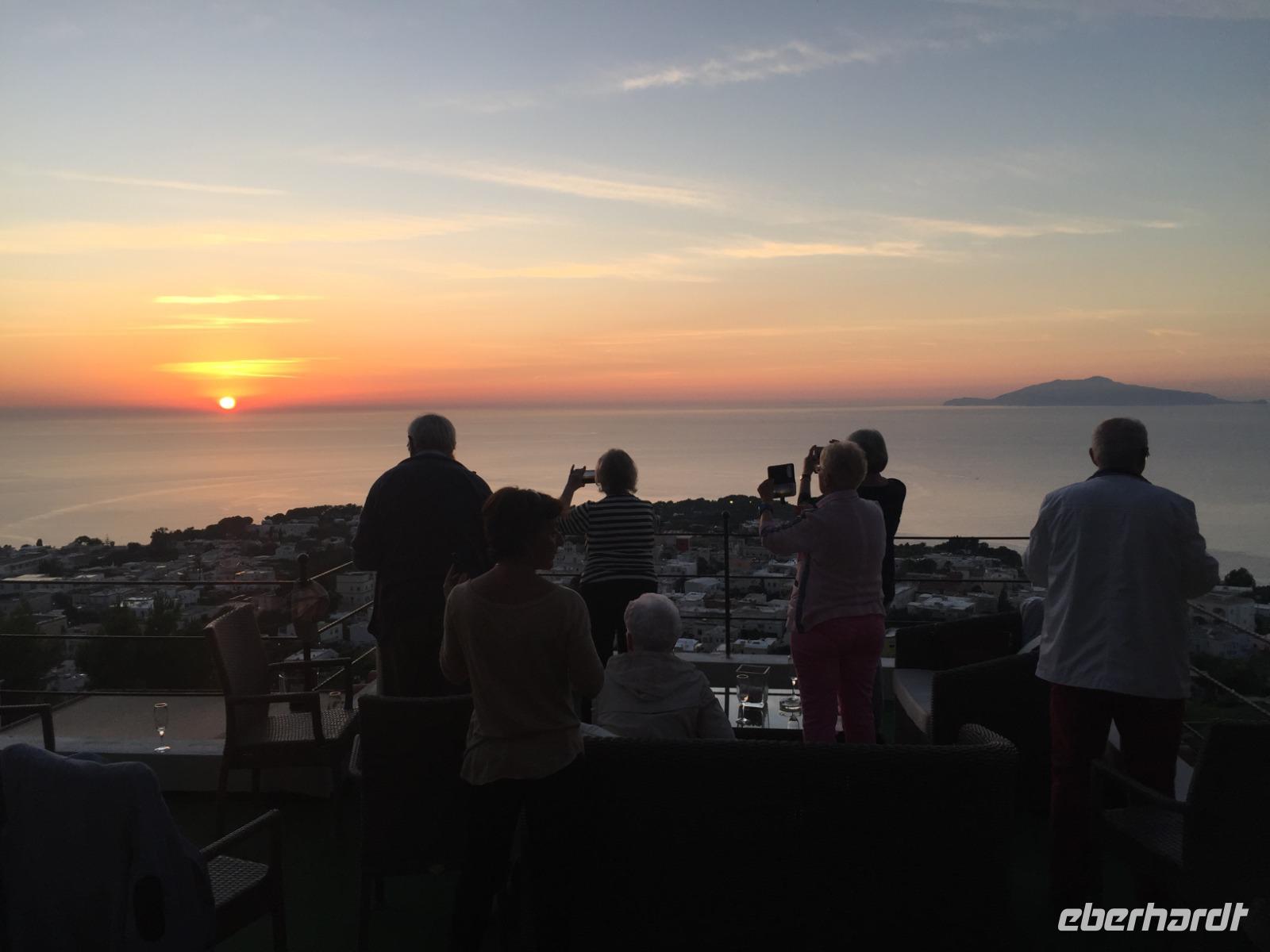 152 Wenn bei Capri die rote Sonne im Meer versinkt - Abschlussabendessen in Anacapri