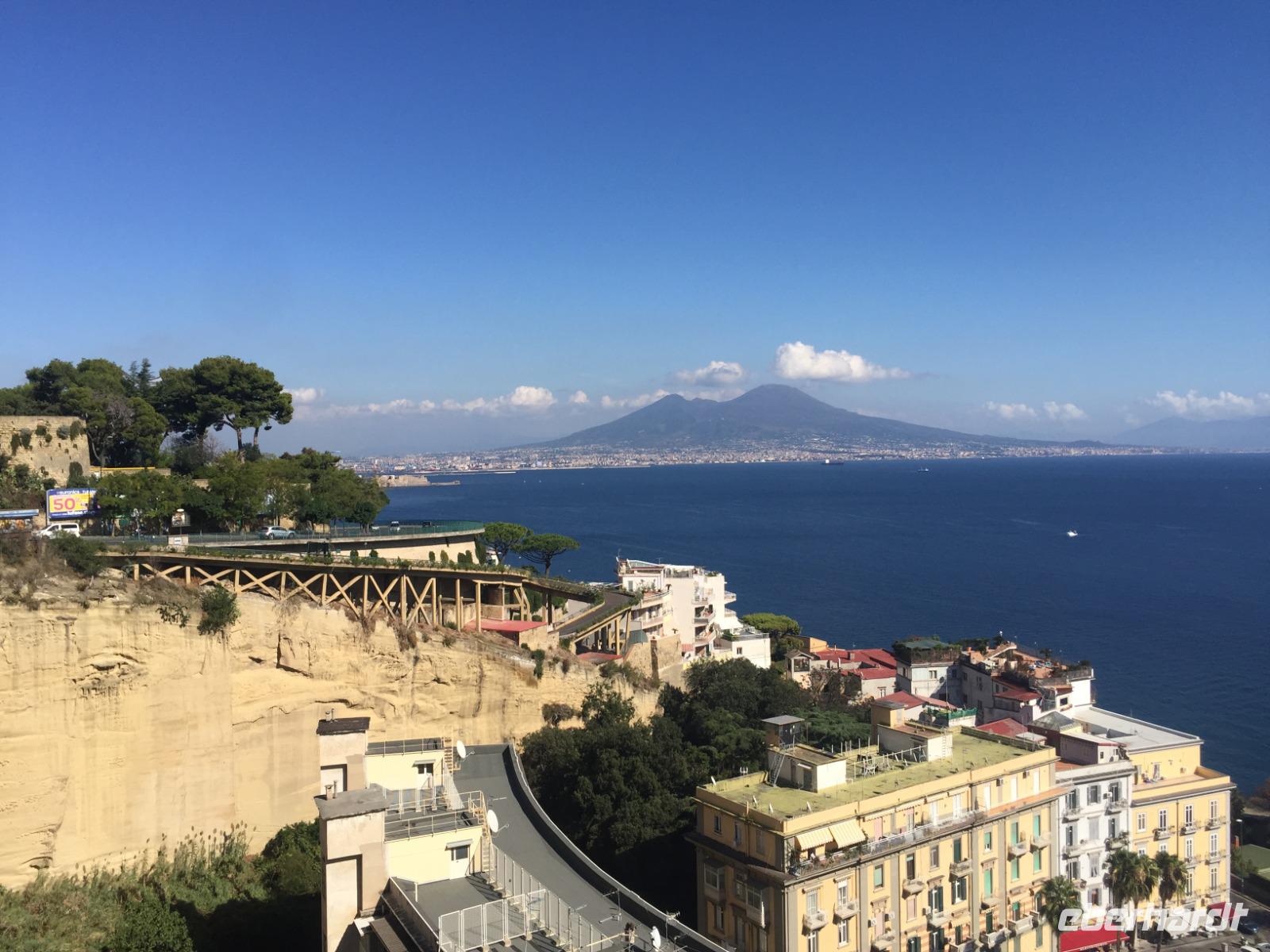 167 Siesta in Neapel mit Blick zum Vesuv