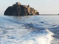Inslrundfahrt Ischia mit dem Schiff, Blick auf das Castello Aragonese