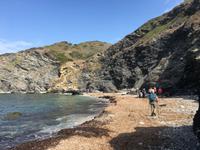 Der Wanderweg verläuft entlang der Bucht