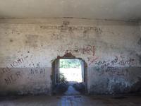 Parolen in einer ehemaligen Kaserne