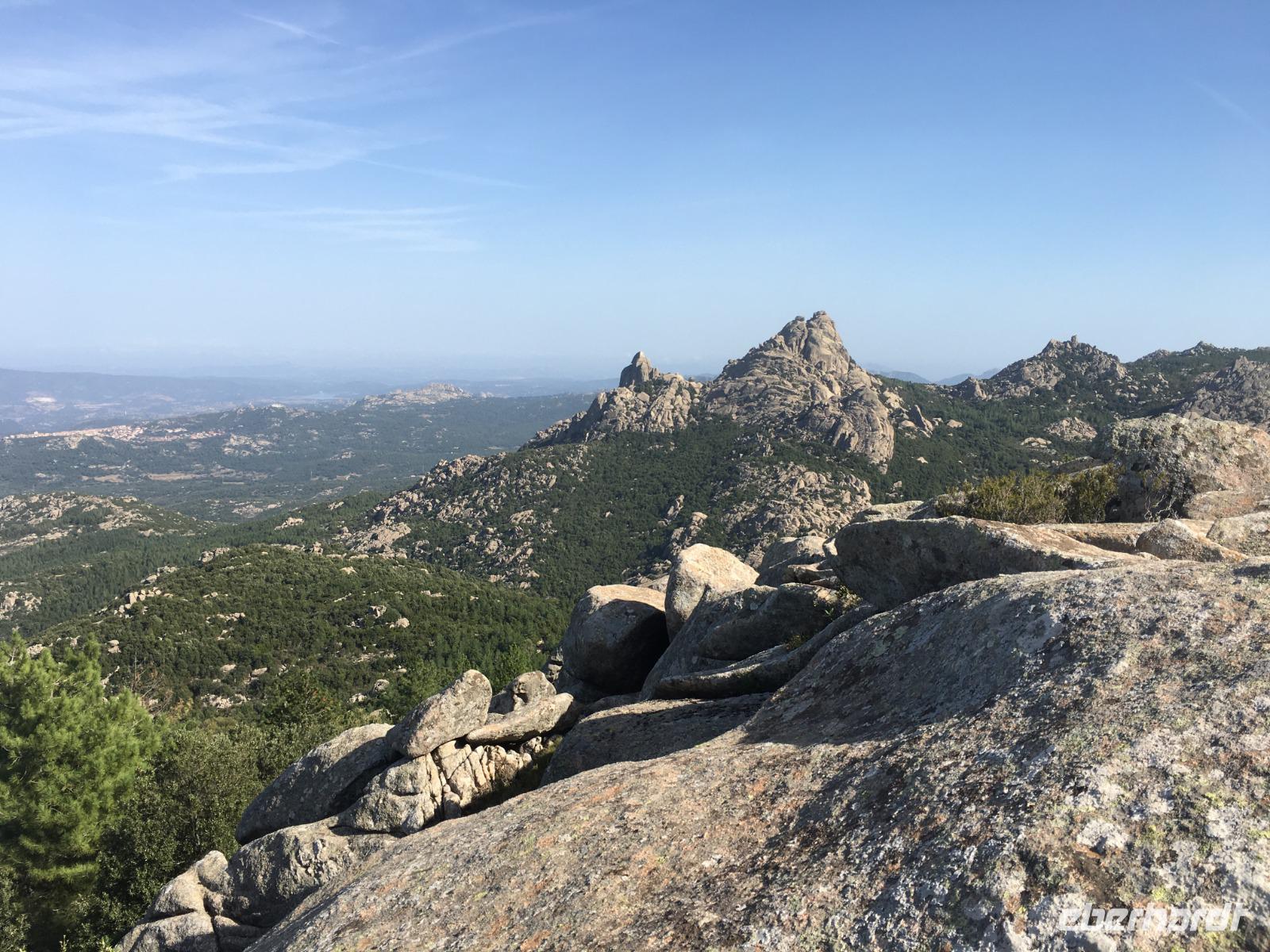 Wanderpause mit Aussicht am Monte Limbara