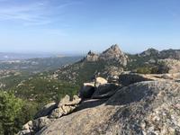 Wanderpause mit Aussicht am Monte Limbara