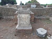 Ostia Antika. Altar von Romolo und Remo.