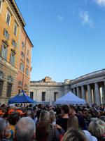 Anstehen zur Papstaudienz.