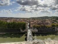 Blick von der Engelsburg auf Tiber und Engelsbrücke.