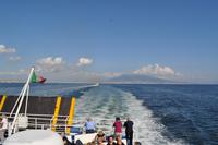 Ankunft im Golf von Neapel - dominiert vom majestätischen Gipfel des Vesuv