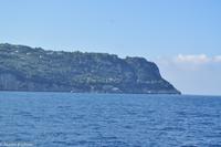 Isola di Capri - Blaue Grotte (die kleinen Boote markieren die Einfahrt)