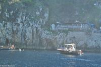 Isola di Capri - Inselumrundung mit dem Boot - Blaue Grotte - Kleines Loch im Felsen links vor der Bugspitze in der Bildmitte