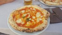 Impressionen aus Neapel - Eine echte Pizza Margherita - Lecker! Pizza in den Farben der Flagge Italiens - Grün (Basilikum) - Weiß (Mozzarella) - Rot (Tomate)