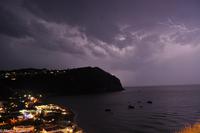 In den Nachtstunden toben heftige Gewitter über dem Golf von Neapel - Jupiter (Zeus) ist wütend