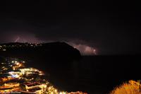 In den Nachtstunden toben heftige Gewitter über dem Golf von Neapel - Jupiter (Zeus) ist wütend