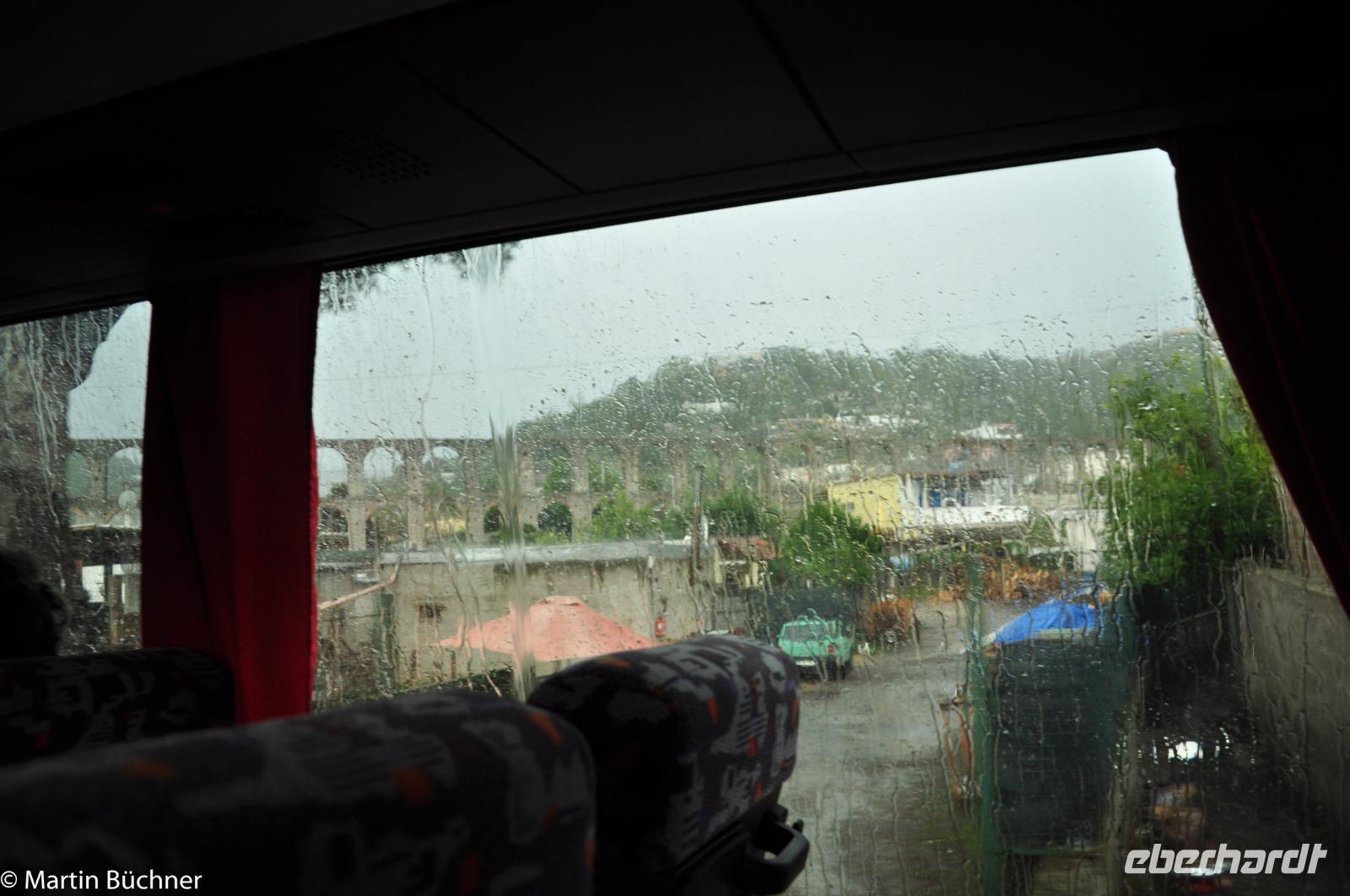 Isola di Ischia - Inselrundfahrt - Auch im Paradies kann das Grün der Insel nur mit reichlich flüssigem Sonnenschein erhalten werden