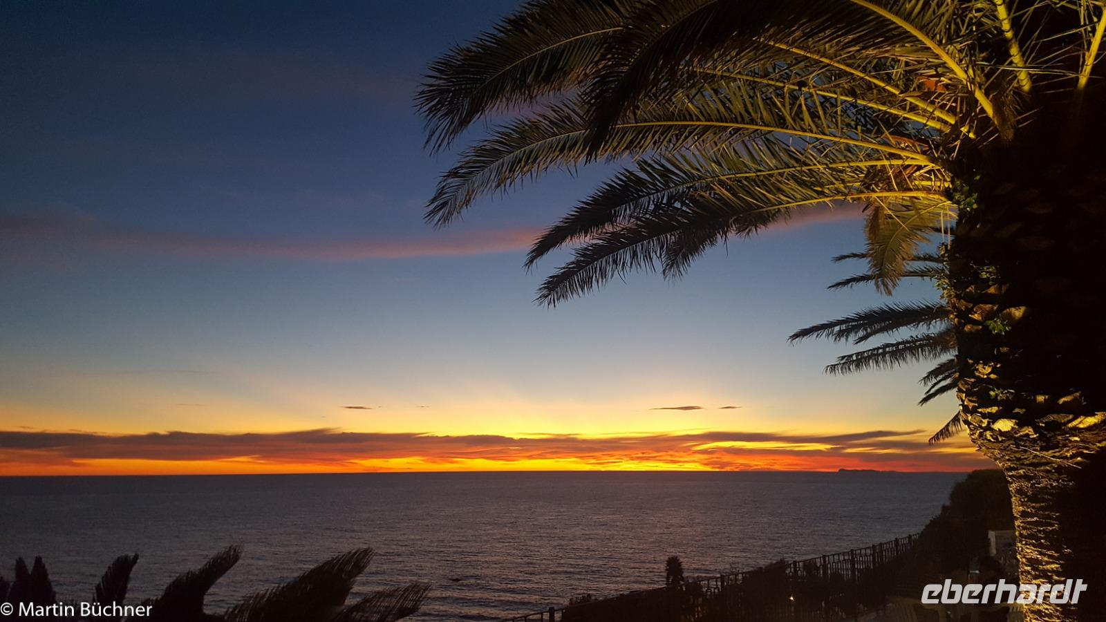 Wenn auf Ischia (Capri) die rote Sonne im Meer versinkt...