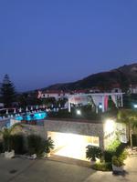 Hotelanlage am Abend