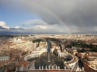 Regenbogen über Petersplatz in Rom
