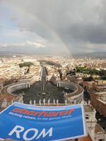 Regenbogen über Petersplatz in Rom