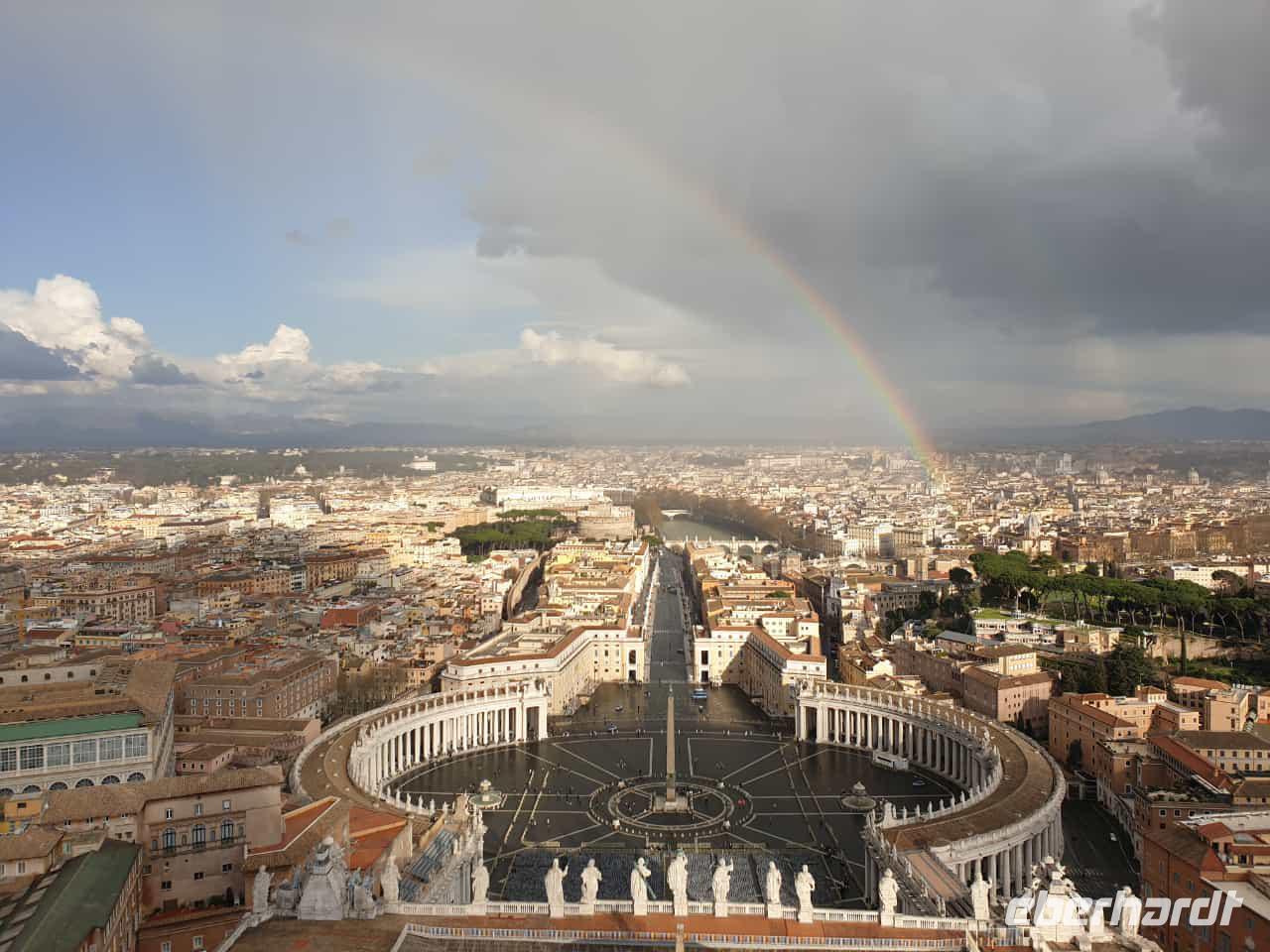 Regenbogen über Petersplatz in Rom