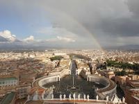 Regenbogen über Petersplatz in Rom
