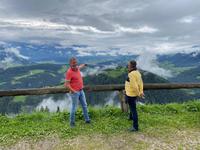 Blick von der Alm mit unserem Hotelchef (rechts)