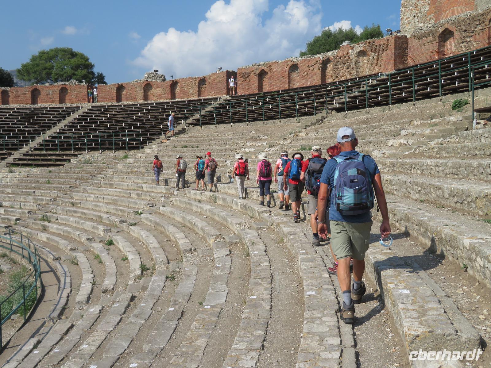 Wandergruppe im griechisch-römischen Theater Taormina
