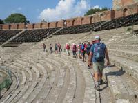 Wandergruppe im griechisch-römischen Theater Taormina
