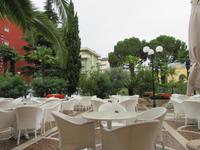 Hotelterrasse im Regen